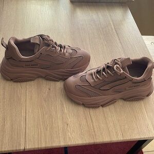 Steve Madden the color is a burgundy purple. The size of these are a 9 in woman.